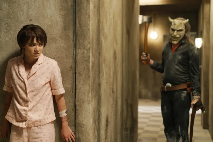 Gwen (Madeleine McGraw thủ vai) trong phân cảnh đối diện với kẻ sát nhân The Grabber. Ảnh: Variety