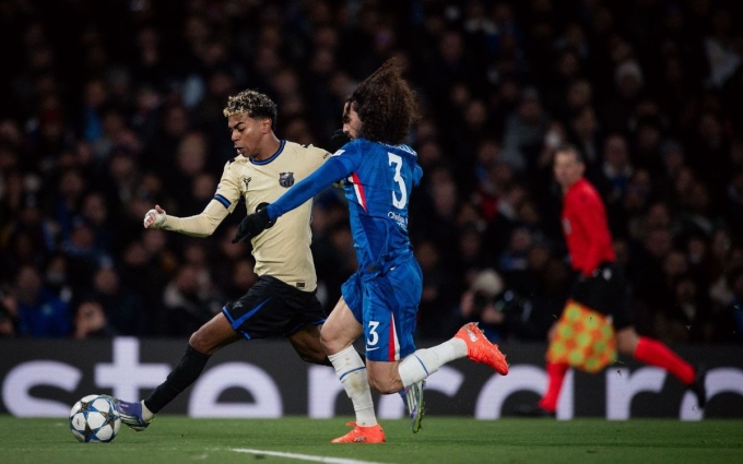 Yamal đi bóng trước sự truy cản của Cucurella trong trận Barca thua Chelsea 0-3. Ảnh: FC Barcelona