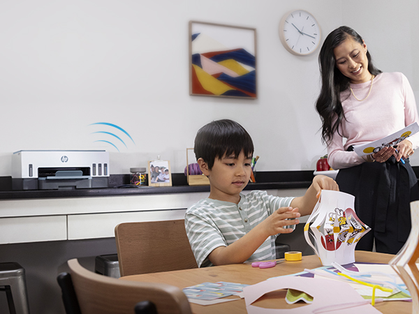 Người dùng in màu tại nhà cho nhu cầu học tập của trẻ. Ảnh: HP