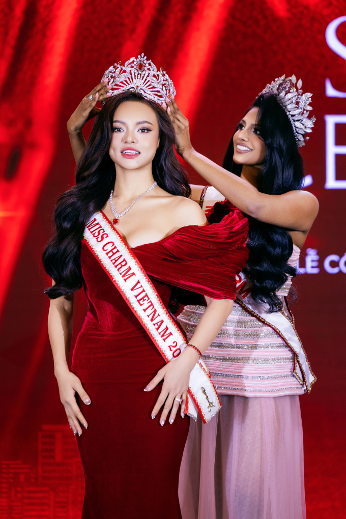 Mai Ngô bên Miss Charm 2024 Rashmita Rasindran ở sự kiện. Ảnh: Kiếng Cận