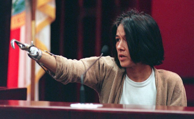 Mary Vincent ra làm chứng trong phiên tòa xét xử tội giết người của Lawrence Singleton, năm 1998. Ảnh: St. Petersburg Times