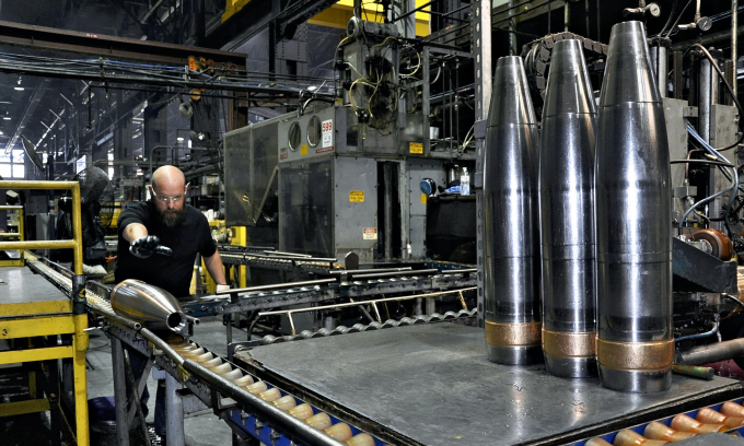 Dây chuyền sản xuất đạn pháo 155 mm tại nhà máy ở Pennsylvania, Mỹ năm 2024. Ảnh: AFP