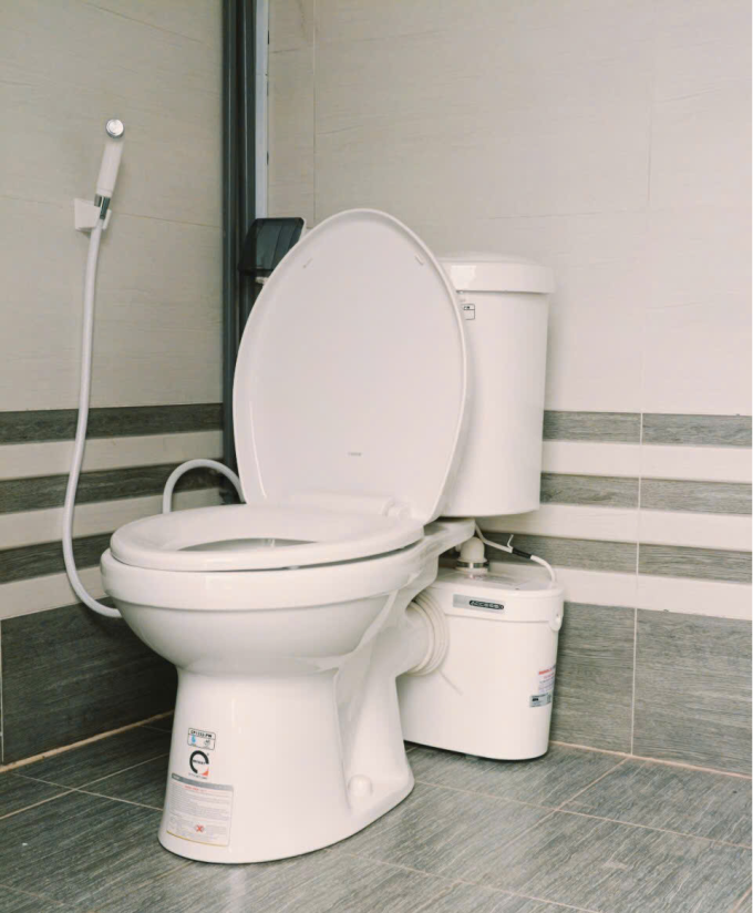 Toilet sử dụng cùng máy bơm SFA có thể được lắp đặt nhanh mà không cần cắt sàn hay thi công phức tạp. Ảnh: SFA