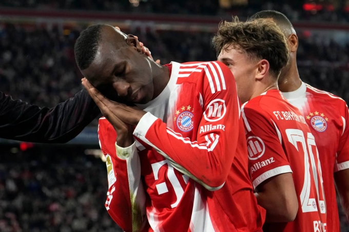 Jackson mừng bàn trong trận Bayern 3-0 Leverkusen ở vòng chín Bundesliga tối 1/11. Ảnh: FCB