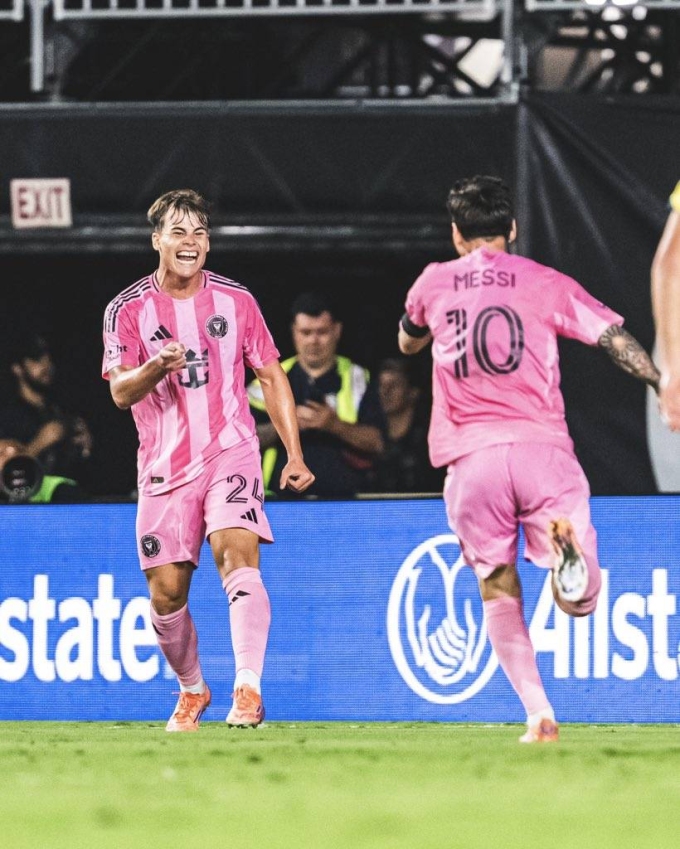 Messi mừng bàn nhân đôi cách biệt với Silvetti trong trận Inter Miami 4-0 Nashville ở vòng một MLS Cup tối 8/11. Ảnh: Inter Miami