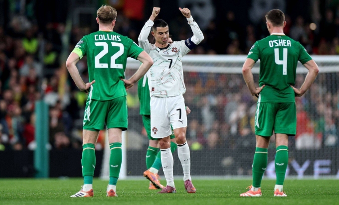 Ronaldo (áo trắng) phản ứng khi bị phạt thẻ đỏ trong trận CH Ireland 2-0 Bồ Đào Nha ở vòng loại World Cup tối 13/11. Ảnh: A Bola
