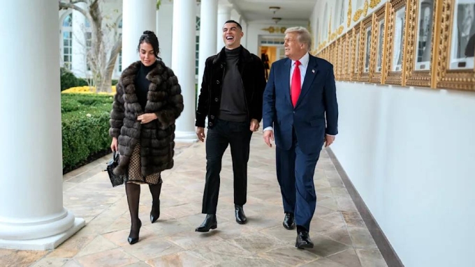 Ronaldo (giữa) và bạn gái Georgina được Tổng thống Mỹ, Donald Trump (phải) chào đón tại Nhà Trắng hôm 19/11. Ảnh: PA