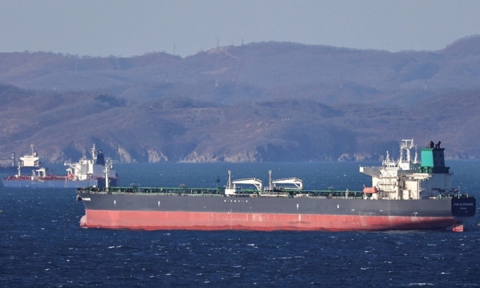 Tàu chở dầu neo tại vịnh Nakhodka, Nga ngày 4/12/2022. Ảnh: Reuters