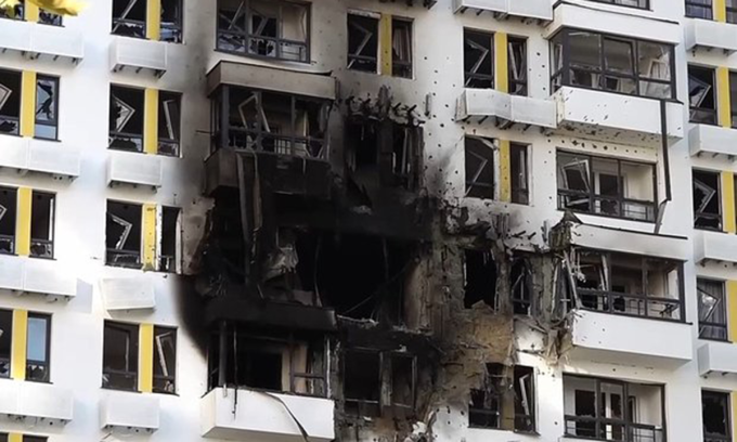 Tòa nhà bị hư hại tại thành phố Novorossiysk sau cuộc tập kích của Ukraine hôm 25/11. Ảnh: Lenta