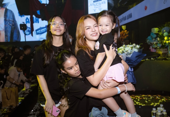 Phạm Quỳnh Anh bên ba con gái tại đêm nhạc riêng hôm 2/11 ở TP HCM.