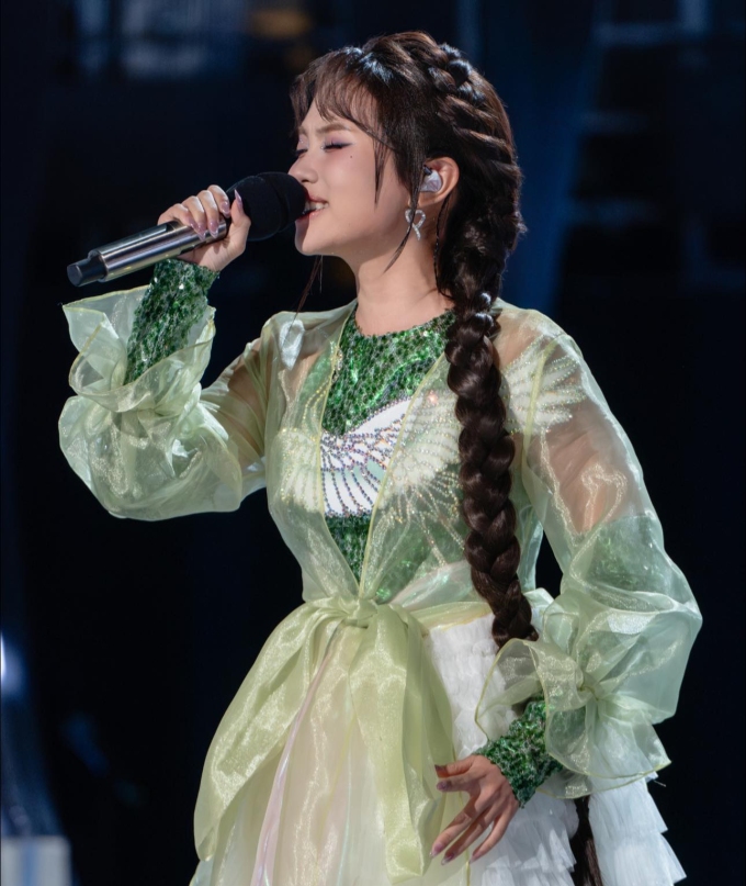 Phương Mỹ Chi diện trang phục phong cách truyền thống trong tiết mục. Ảnh: Nhân vật cung cấp
