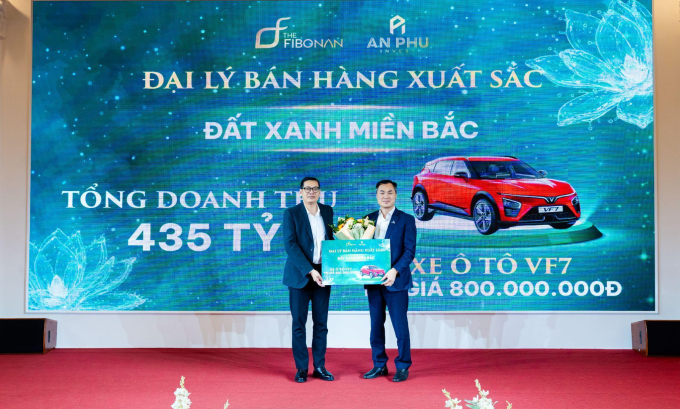 Ông Nguyễn Quang Hồng, Chủ tịch HĐTV, Giám đốc An Phú Invest trao giải thưởng Đại lý bán hàng xuất sắc cho Đất Xanh Miền Bắc. Ảnh: An Phú Invest