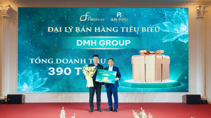 Ông Trần Quốc Hương, Thành viên HĐTV trao giải thưởng Đại lý bán hàng tiêu biểu cho DMH Group. Ảnh: An Phú Invest