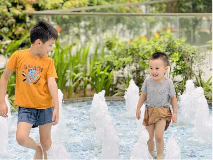 Con trai chị Thúy Hằng vui chơi tại Masteri West Heights. Ảnh: NVCC