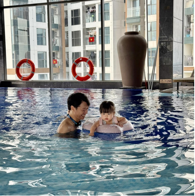 Chồng chị Minh Vy và con thích thú với bể bơi tại Masteri Waterfront. Ảnh: NVCC