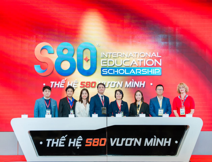 Các đơn vị tài trợ chụp ảnh kỷ niệm lan tỏa chương trình học bổng S80 International Education Scholarship. Ảnh: SunUni
