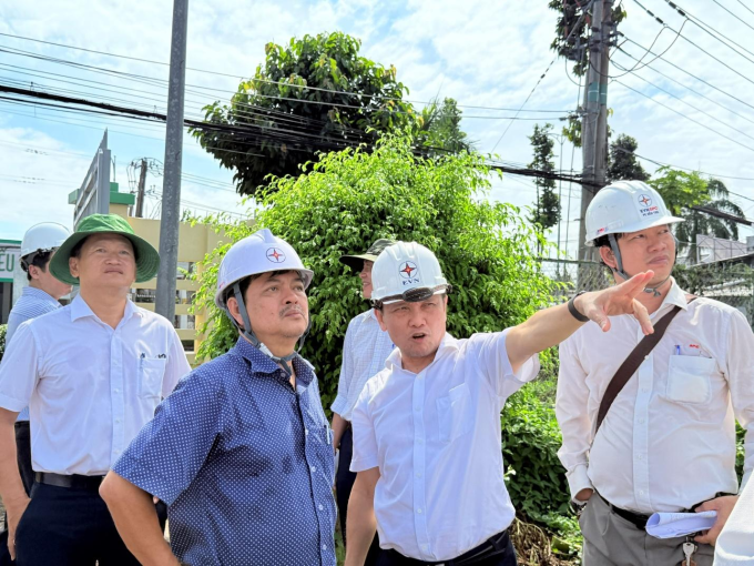 Lãnh đạo Tổng công ty thường xuyên sâu sát trên những công trình trọng điểm. Ảnh: EVNSPC