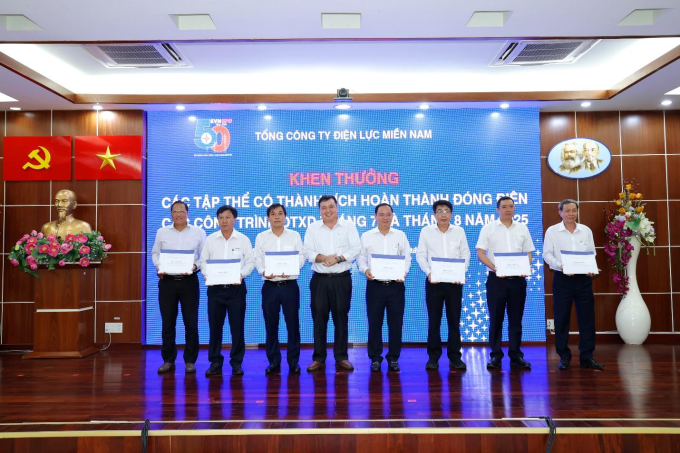 Hàng tháng, Tổng công ty tổ chức khen thưởng các tập thể, cá nhân có thành tích trong công tác đóng điện các công trình. Ảnh: EVNSPC