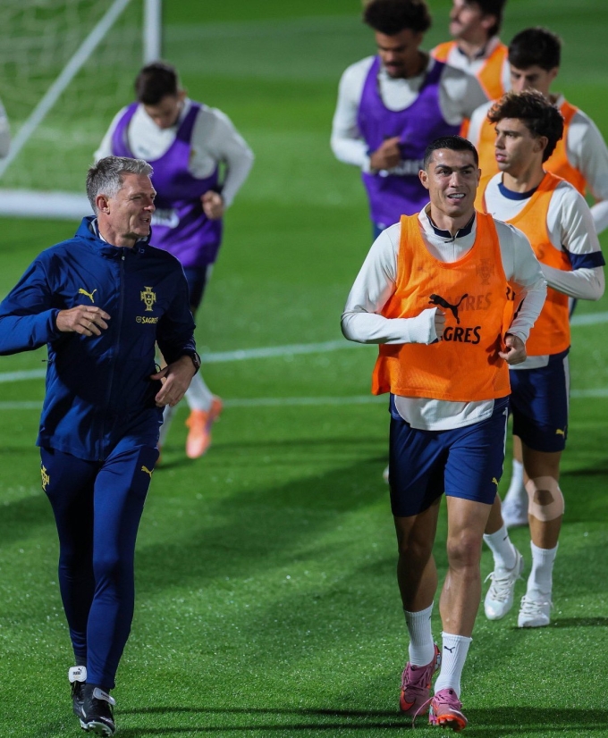 Ronaldo hiện là thủ lĩnh của một thế hệ tuyển thủ Bồ Đào Nha mới, với một số đồng đội chưa ra đời lúc anh mới ra mắt ở cấp ĐTQG. Ảnh: X / Cristiano Ronaldo