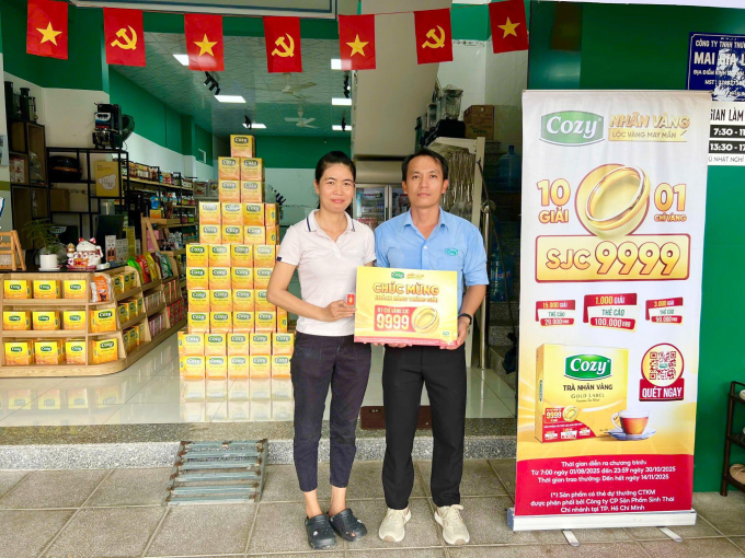 Khách hàng tại Bình Dương (cũ) trúng giải vàng SJC 9999. Ảnh: Cozy