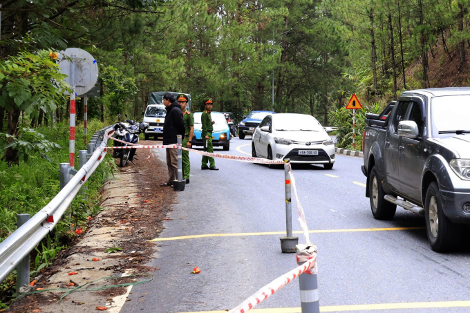 Vị trí sạt lở được căng dây, lực lượng chức năng túc trực để điều tiết phương tiện. Ảnh: Khánh Hương