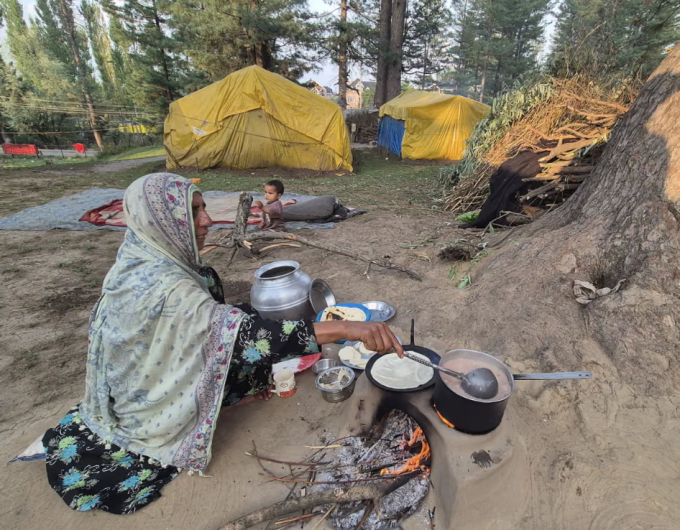 Saira Begum, bà đỡ, ở vùng núi rừng Kashmir, Ấn Độ. Ảnh: Guardian