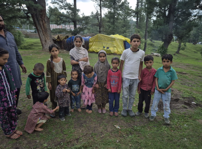 Nhóm du mục bên lều trại của họ ở Baramulla, Ấn Độ. Ảnh: Arsalan Bukhari