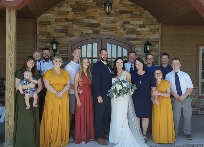 Gia đình trong hôn lễ của con gái Kelsey vào năm 2020. Ảnh: Daily Mail
