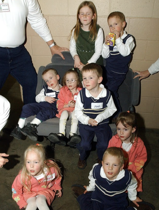 7 đứa trẻ gia đình McCaughey vào năm 2003. Ảnh: Daily Mail