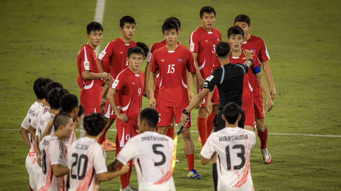 Cầu thủ Triều Tiên (áo đỏ) va chạm với Nhật Bản, trong trận hòa 1-1 rồi thua luân lưu 4-5 ở vòng 1/8 U17 World Cup 2025, trên sân Học viện Aspire, Qatar ngày 18/11/2025. Ảnh: Aflo.