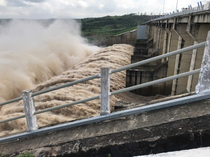 Hồ thuỷ điện Sông Ba Hạ xả lũ hôm 8/11. Ảnh: An Phương