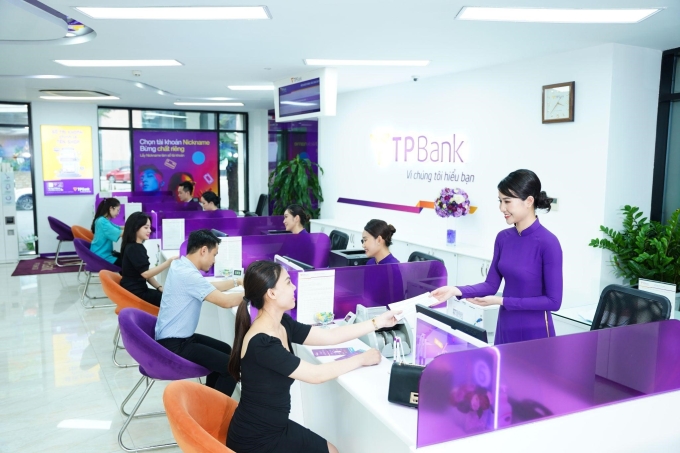 Khách hàng giao dịch tại quầy của TPBank. Ảnh: TPBank
