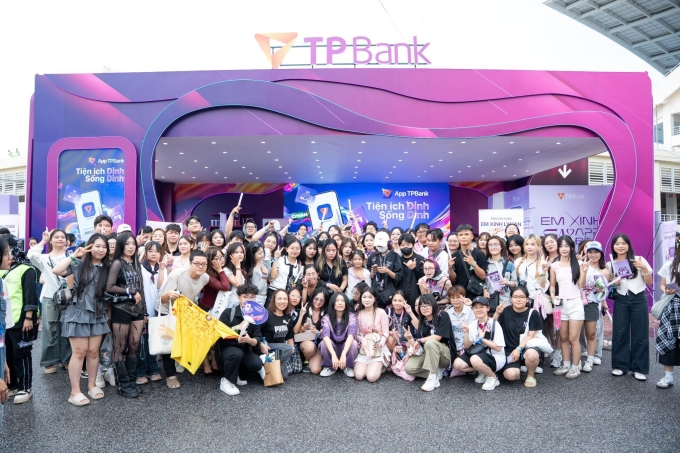 Các bạn trẻ chụp ảnh tại gian hàng của TPBank trong concert Em Xinh Say Hi. Ảnh: TPBank