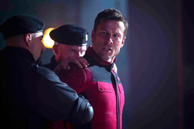 Ben Richards (Glen Powell thủ vai) trong phân cảnh bức xúc vì phát hiện sự thật. Ảnh: Collider