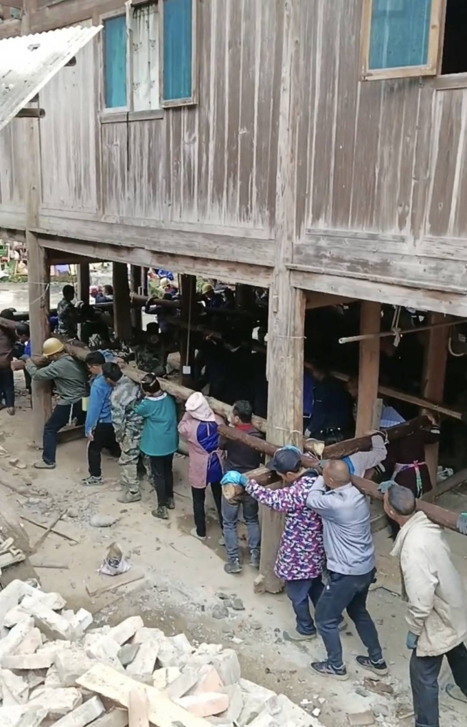 230 người cùng khiêng ngôi nhà sang vị trí mới, cách nền nhà cũ 30 m, ngày 5/11. Ảnh: Cover