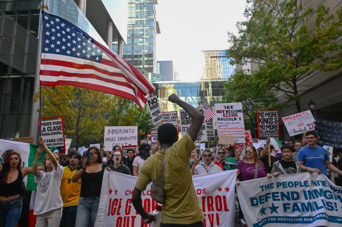 Người dân đổ ra đường biểu tình chống bắt bớ nhập cư tại Charlotte, bang Bắc Carolina, ngày 15/11. Ảnh: Reuters