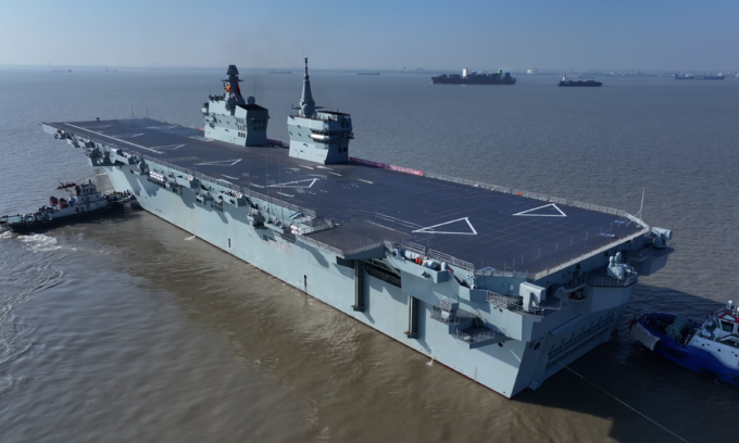 Tàu đổ bộ Tứ Xuyên ra biển hôm 14/11. Ảnh: China Daily