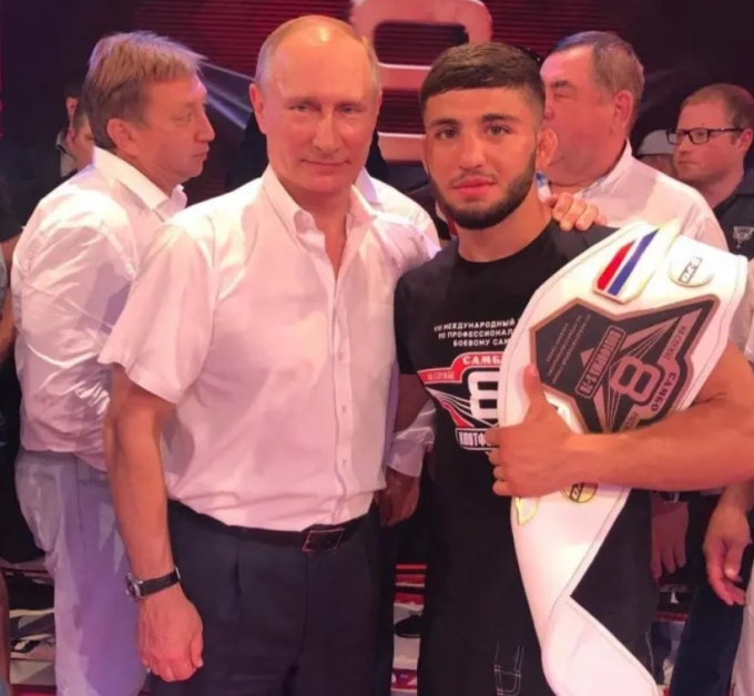 Arman Tsarukyan (phải) chụp ảnh với Tổng thống Nga Vladimir Putin. Ảnh: Marca