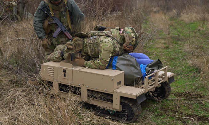 Binh sĩ Ukraine thực hành sơ tán thương binh bằng drone mặt đất trong ảnh đăng hồi tháng 9. Ảnh: United24