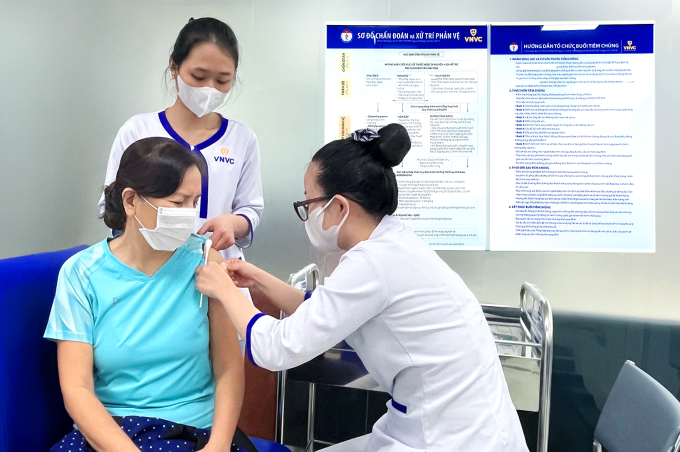 Người dân tiêm vaccine zona thần kinh phòng bệnh tại Hệ thống Tiêm chủng VNVC. Ảnh: Diệu Thuần