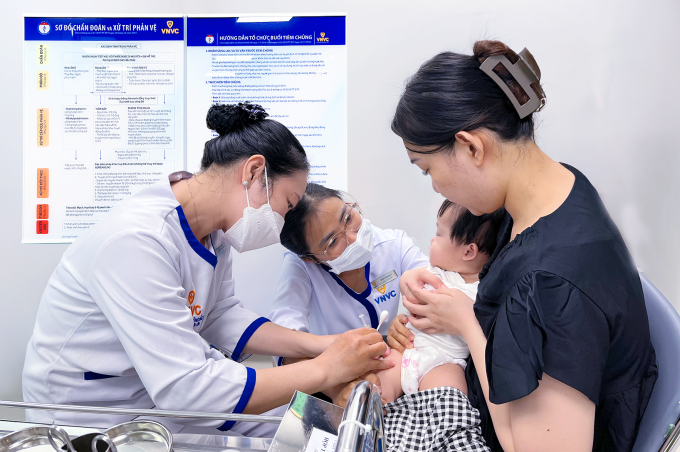 Phụ huynh cho trẻ nhỏ tiêm vaccine cúm phòng bệnh tại Hệ thống Tiêm chủng VNVC. Ảnh: Diệu Thuần