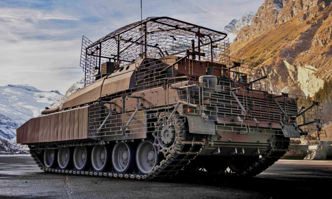 Xe tăng Leclerc Pháp được trang bị giáp lồng trong ảnh đăng ngày 17/11. Ảnh: Lục quân Pháp