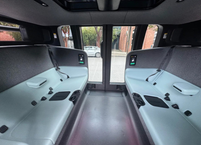 Robotaxi của Zoox với hai hàng ghế cho hành khách đặt đối diện nhau. Ảnh: Zoox