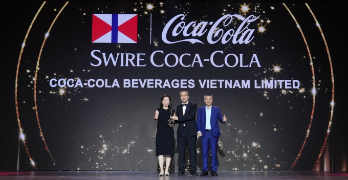 Đại diện Swire Coca-Cola Việt Nam nhận giải thưởng Nơi làm việc tốt nhất châu Á 2025. Ảnh: diện Swire Coca-Cola Việt Nam