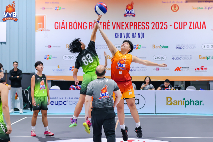 Pha tranh bóng mở màn trận đấu giữa THPT Marie Curie (Áo vàng) và THPT Nguyễn Thị Minh Khai. Ảnh: YVB