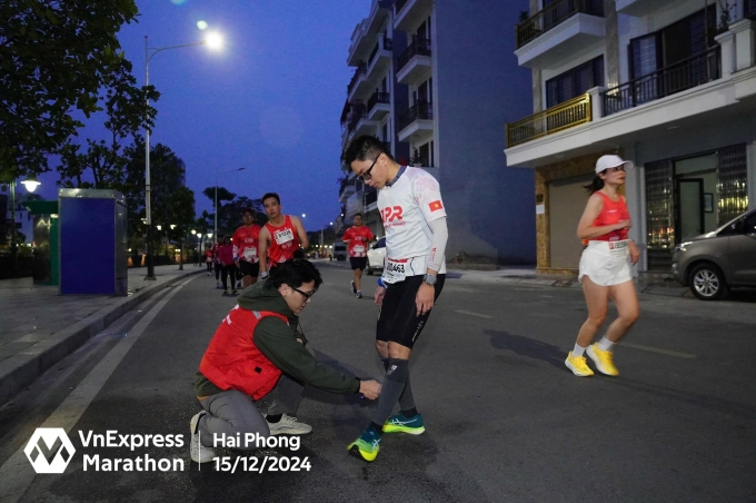 Runner được trợ giúp từ đội ngũ y tế trên đường chạy VnExpress Marathon Hải Phòng 2024. Ảnh: VnExpress marathon