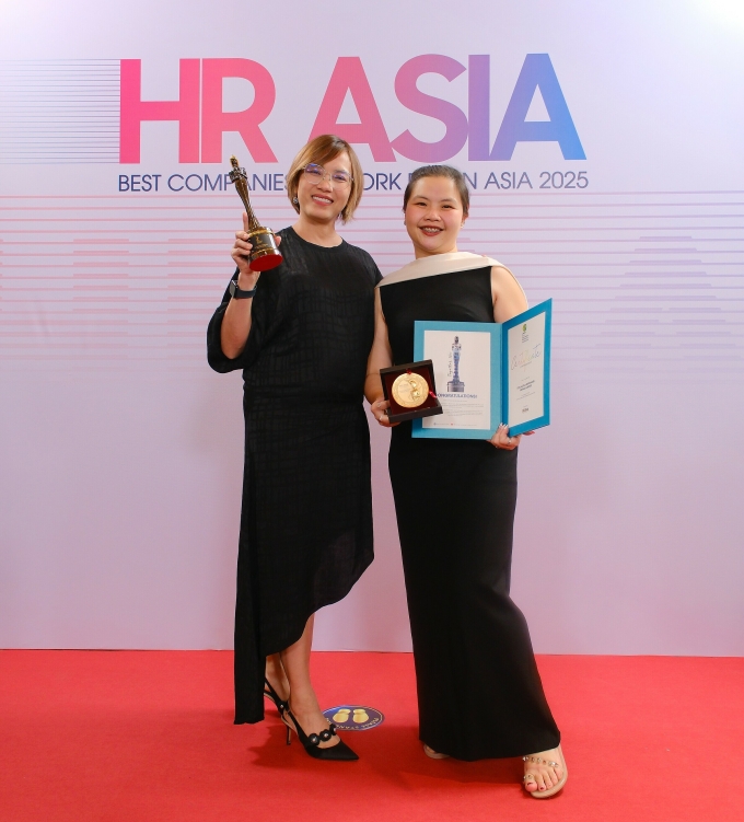 Các thành viên Swire Coca-Cola Việt Nam và giải thưởng Nơi làm việc quan tâm và thấu hiểu nhất. Ảnh: Swire Coca-Cola Việt Nam