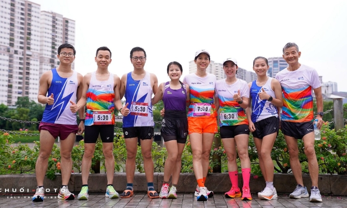 Long Trinh giao lưu cùng các thành viên Hà Tĩnh Runners và Hồ Lộn Team tại Công viên Thanh Xuân ngày cuối tuần. Ảnh: NVCC