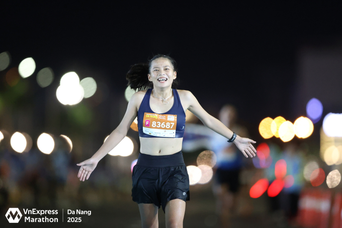 Long Trinh giành top 1 lứa tuổi dưới 30 cự ly 21km tại VnExpress Marathon Đà Nẵng 2025. Ảnh: Đức Đồng