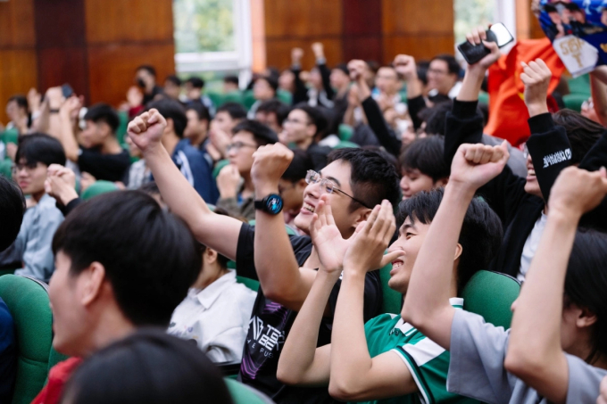 Cổ động viên cổ vũ nhiệt tình cho cả hai đội tuyển Việt - Lào. Ảnh: Hải Long